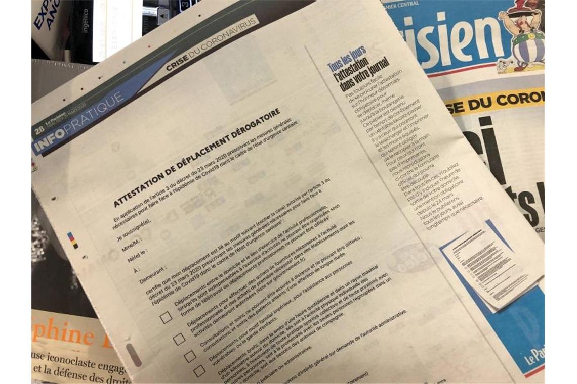 Frankreich führt Passierschein für Einreisen ein Vordruck des französischen „Passierscheins“ in einer Zeitung. Foto: Christian Böhmer/dpa/Archivbild
