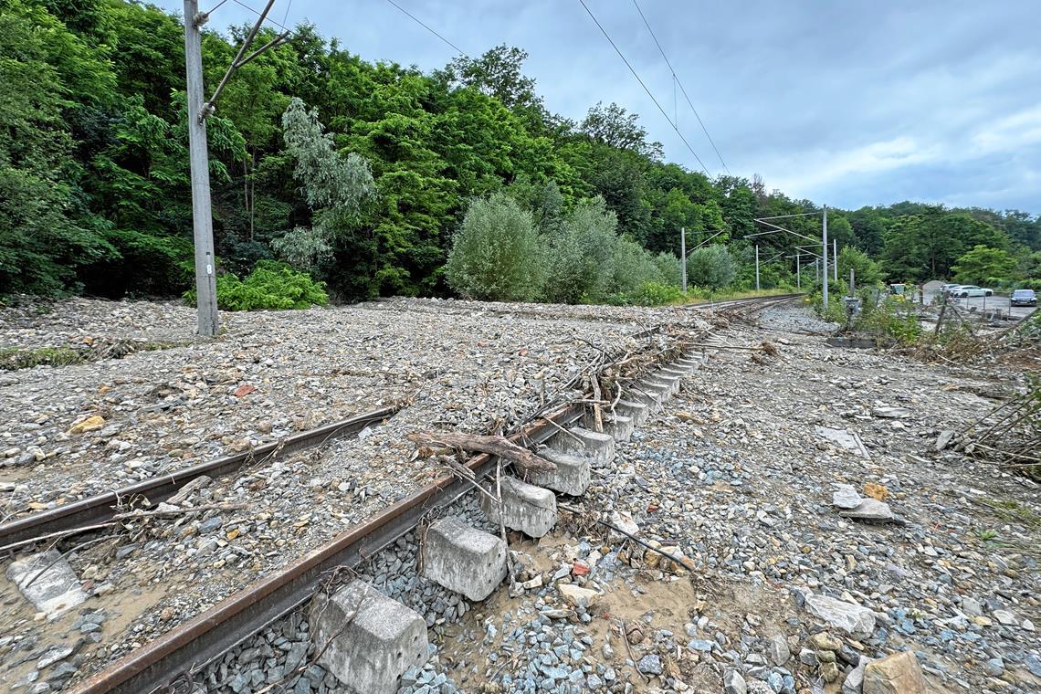S4: Kein Zugverkehr bis mindestens Mitte September Vorerst kein Zugverkehr. Erdrutschungen haben Schienen auf einer Länge von etwa zehn Kilometern beschädigt. Foto: Deutsche Bahn