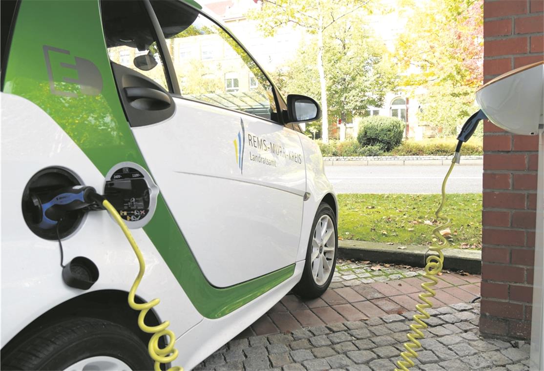 Landkreis rüstet Fahrzeugflotte um Vorfahrt für Elektrofahrzeuge: Der Landkreis baut seinen Fuhrpark aus. Foto: Landratsamt