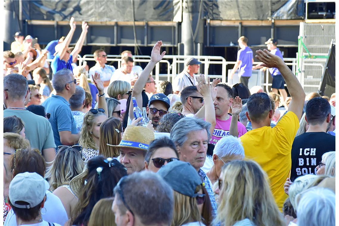 Vorglühen auf dem Vorplatz der Arena. Roland Kaiser Konzert in Aspach 2026.