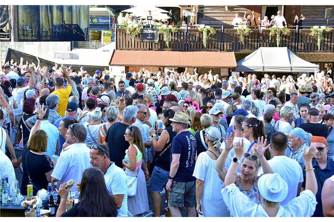 Vorglühen auf dem Vorplatz der Arena. Roland Kaiser Konzert in Aspach 2026.