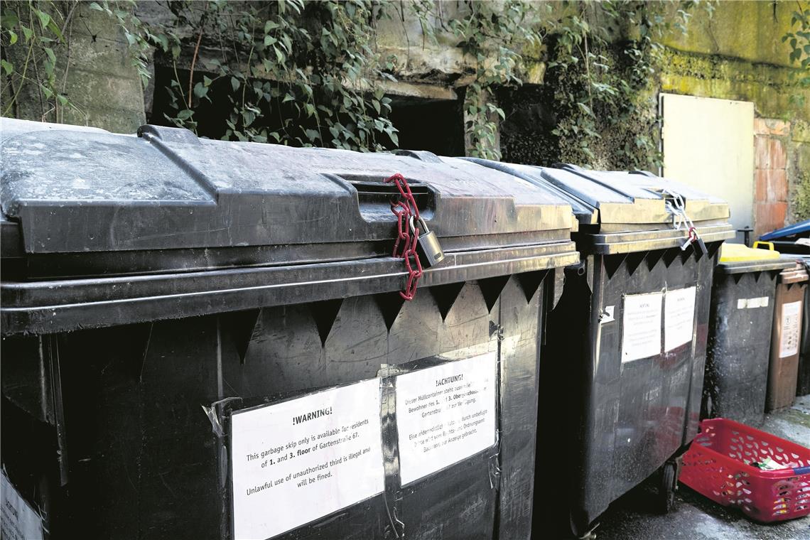 Vorhängeschlösser und Hinweisschilder auf Deutsch und Englisch sollen verhindern, dass weiterhin Fremde ihren Müll in den Containern entsorgen.
