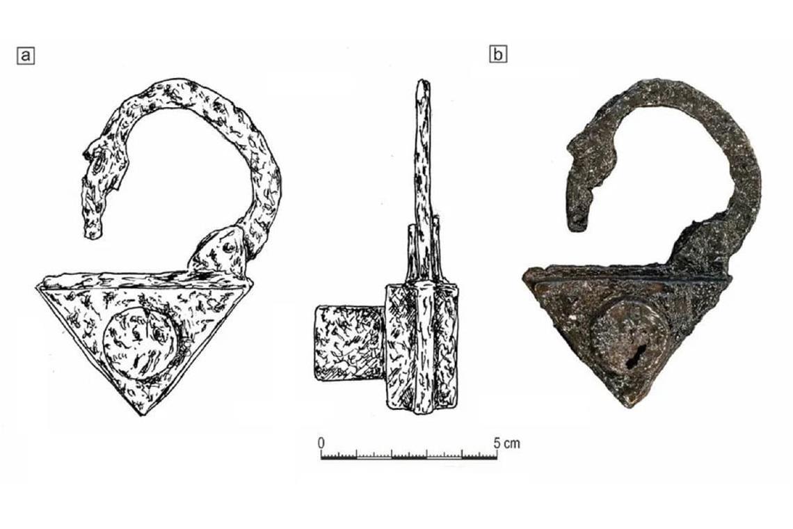 Vorhängeschloss, das am linken großen Zeh der Toten gefunden wurde
