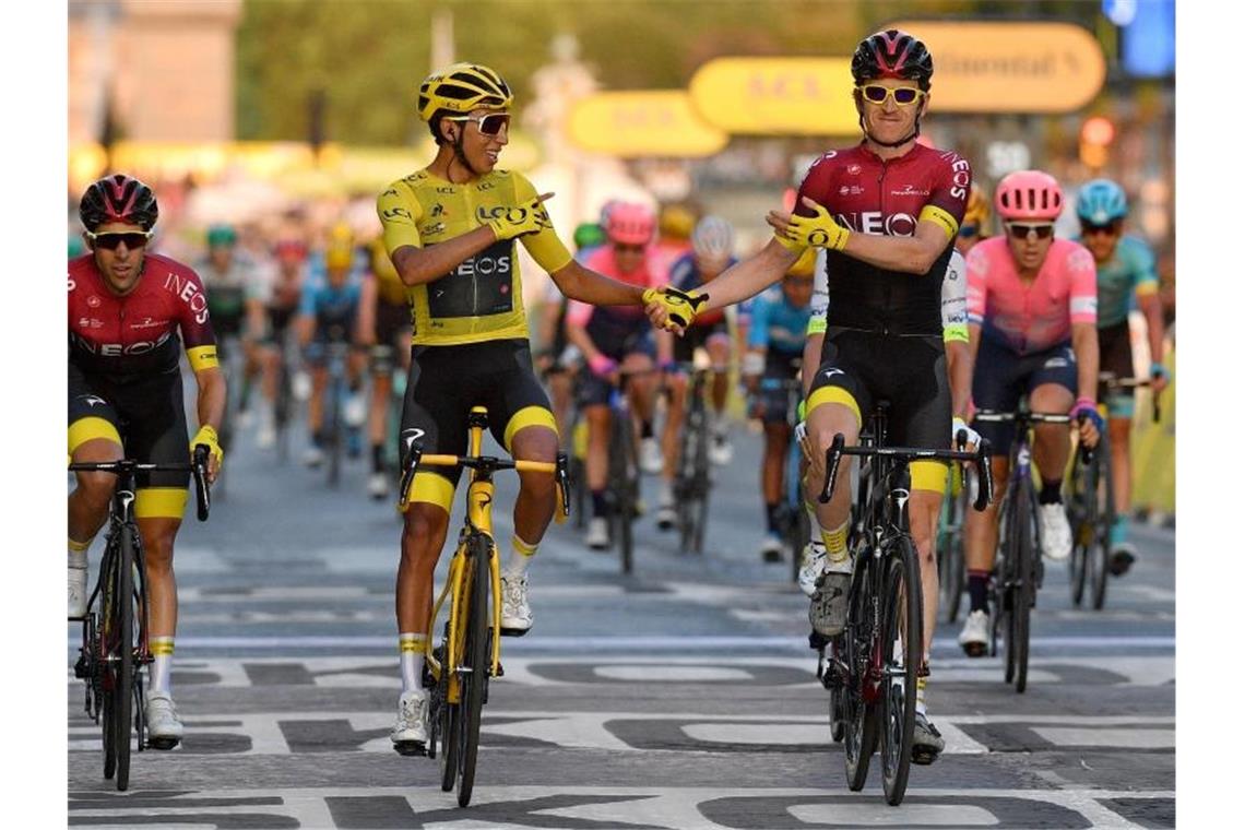Bernal schreibt Tour-Geschichte - Buchmann hat „Appetit“ Vorjahressieger Geraint Thomas (r) fährt Hand in Hand mit seinem Nachfolger über die Ziellinie. Foto: David Stockman/BELGA