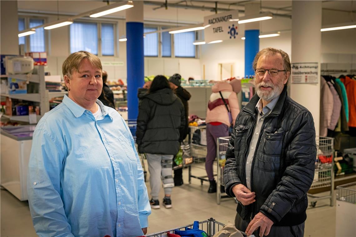 Mehr Menschen sind auf die Backnanger Tafel angewiesen Vormittags sei der Andrang in der Tafel immer besonders groß, berichten Daniela Kramm und Heinz Franke. Foto: Alexander Becher