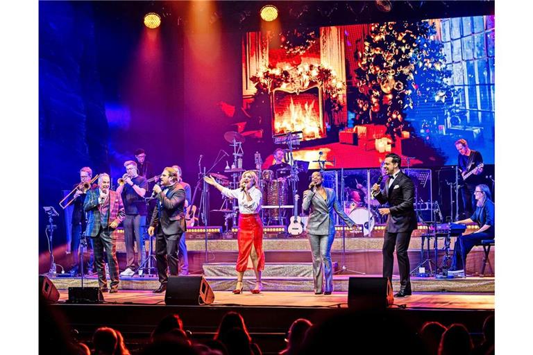 Vorne die Musicalstars, hinten eine LED-Wand, die das Stage-Apollo-Theater zur Weihnachtsstube macht.
