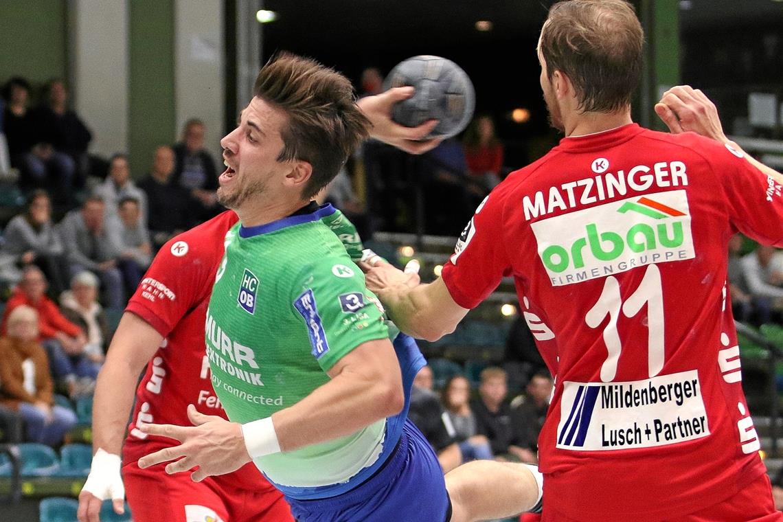 Vorne klappte es für Philipp Schöbinger (mit Ball) und seine Mitstreiter lange gut. Hinten fehlte es dem HCOB aber an Konsequenz. Foto: A. Hornauer