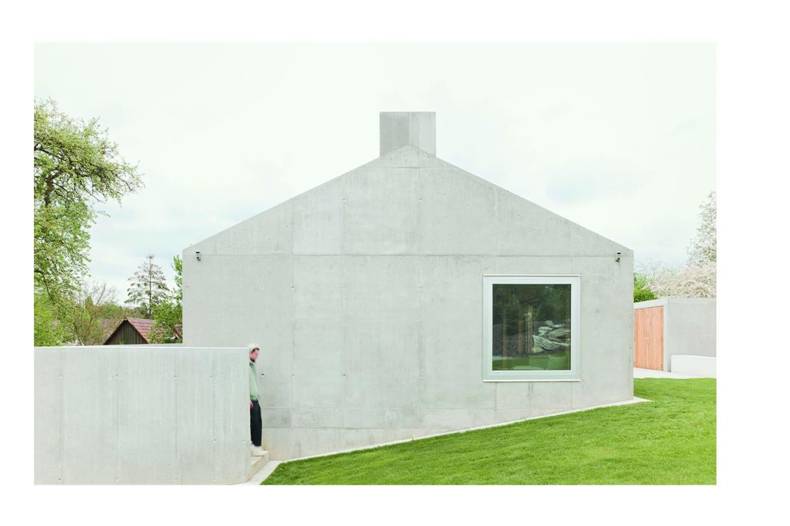 Die besten einfachen Häuser Europas – auch von Stuttgarter Architekten Vorne mit einem hölzernen Fassadenkleid, überrascht Rolf Klärles Entwurf mit Beton an der seitlichen Ansicht und . . .