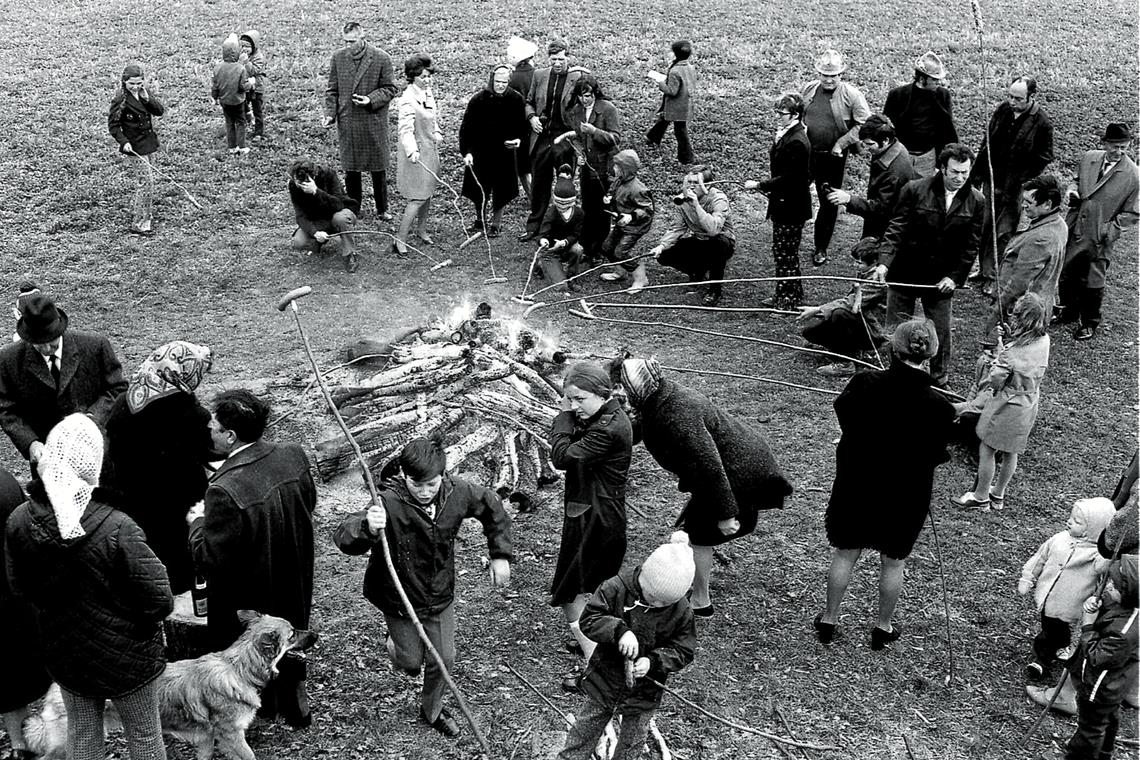 So entstand vor 50 Jahren das Ebfest in Nassach Vorreiter fürs Fest: 1972 fand auf der Eb ein Weiheakt für eine gepflanzte Eiche und einen neuen Platz statt. Dazu gabs ein Feuer.