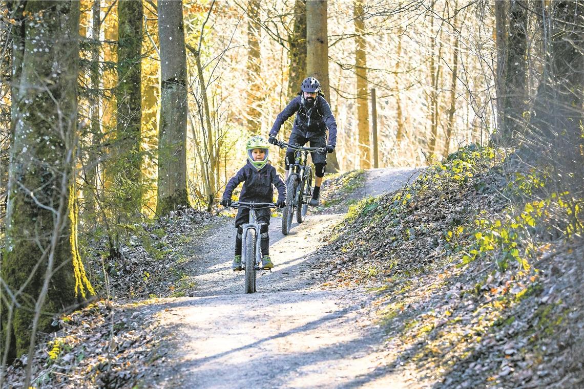 Vorreiter in Sachen Mountainbike bei der Skiabteilung der TSG Backnang 1846: Bastian Burr und sein achtjähriger Sohn Janek. Foto: M. Euerle/Trail-Skills