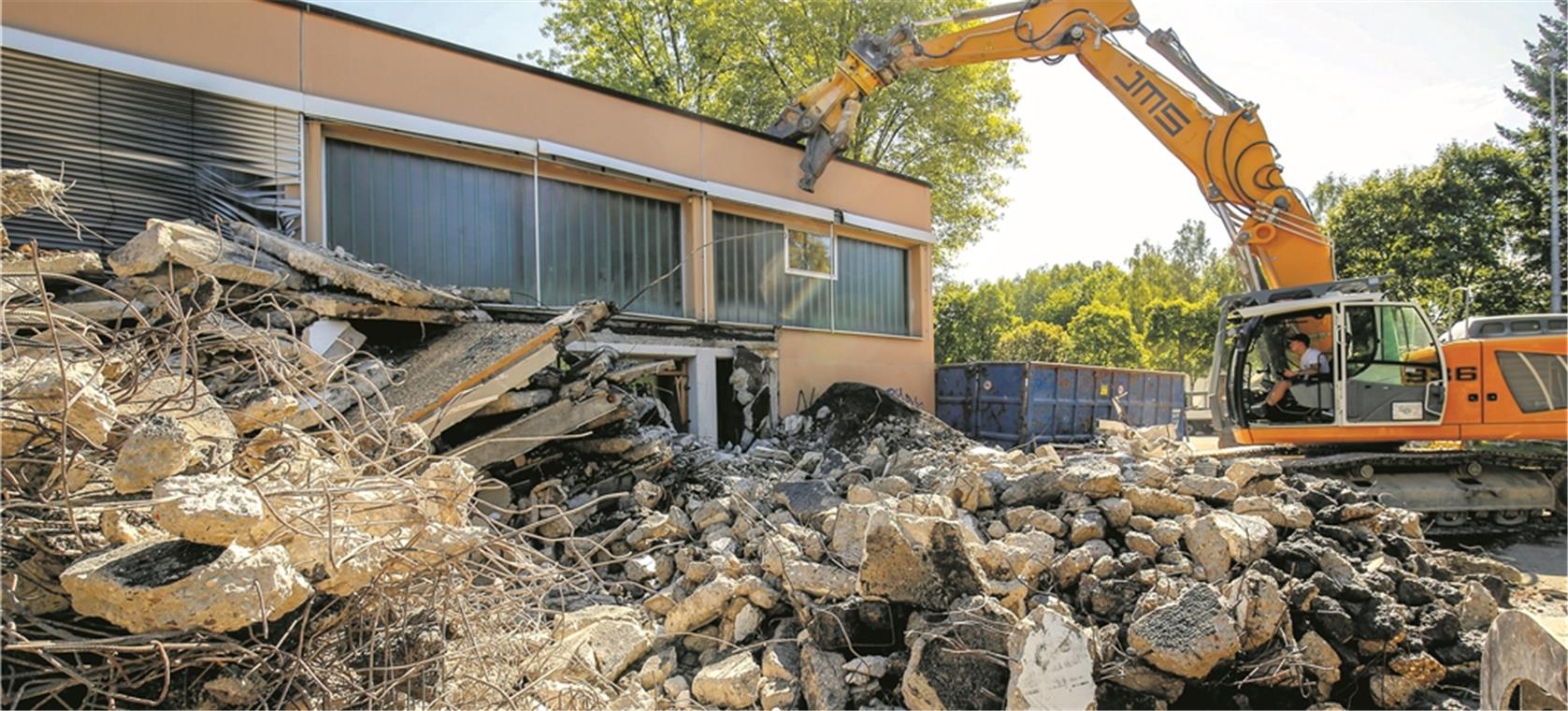 Vorsichtig greift die Schere des Abrissbaggers zu. Das meiste Abbruchmaterial wird recycelt. In zwei Wochen wird von der alten Turnhalle in Hohnweiler nichts mehr zu sehen sein. Foto: A. Becher