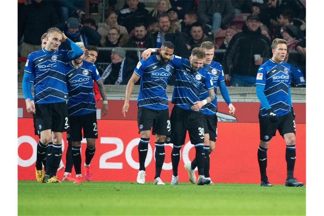 Bielefeld hält VfB auf Distanz Vorsprung veteidigt: Bielefelds Spieler nach dem Tor zum 1:1. Foto: Sebastian Gollnow/dpa