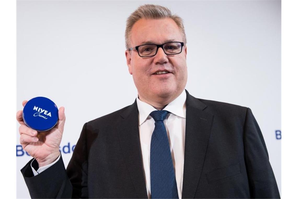 Vorstandschef Stefan de Loecker verlässt die Beiersdorf AG. Foto: Christian Charisius/dpa