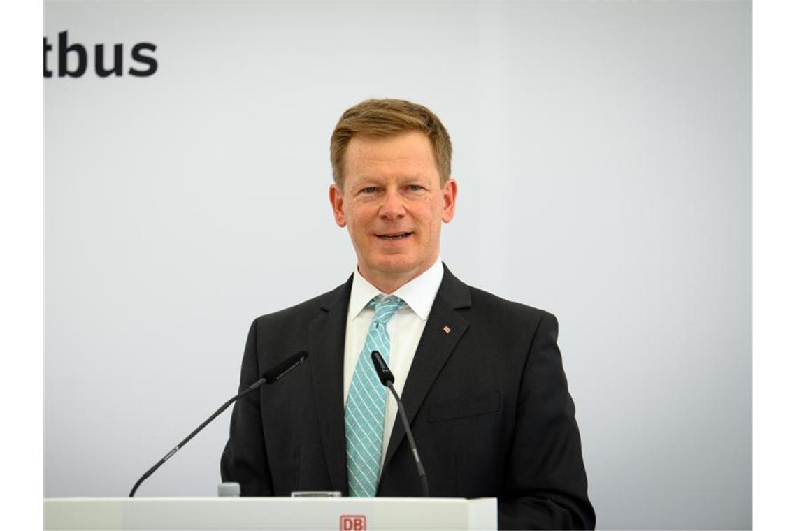 Bahnchef Lutz: Weselsky schlägt schwer heilbare Wunden Vorstandsvorsitzender der Deutschen Bahn, Richard Lutz, hat den Umgangston im Tarifkonflikt mit der GDL kritisiert. Foto: Soeren Stache/dpa-Zentralild/dpa