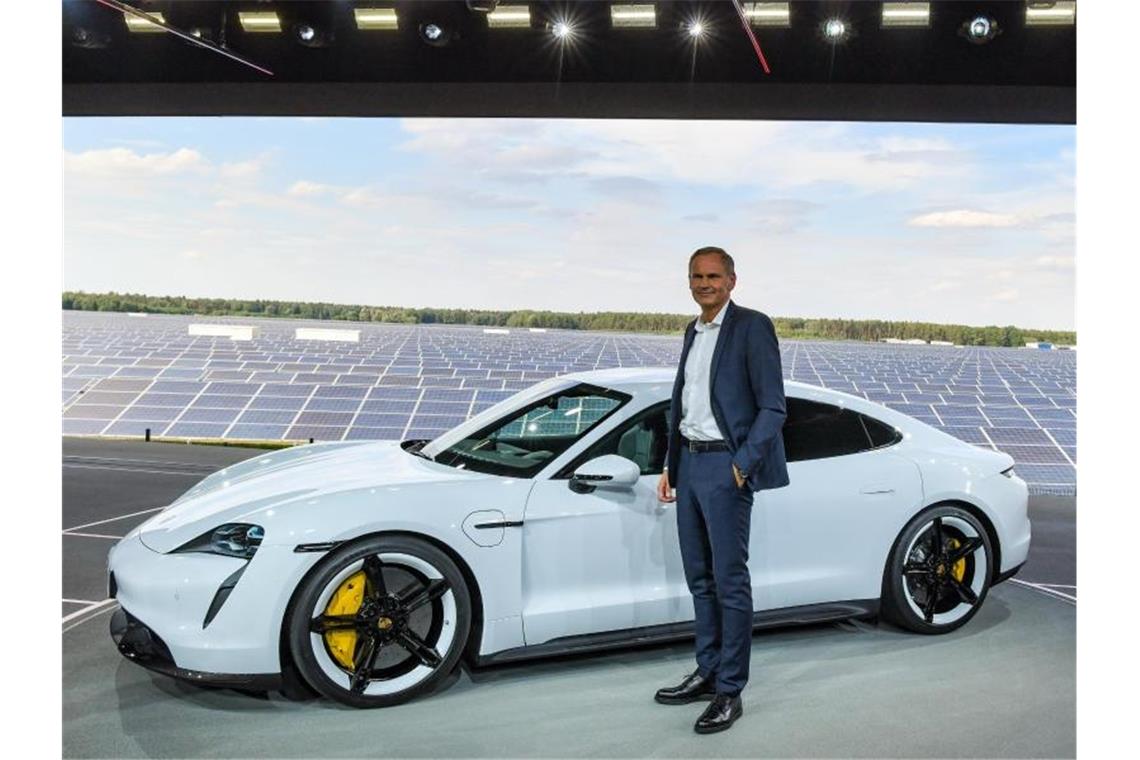 Wie sich Porsche auf Elektro trimmt Vorstandsvorsitzender Oliver Blume vor einem Elektromodell des Porsche Taycan. Foto: Patrick Pleul