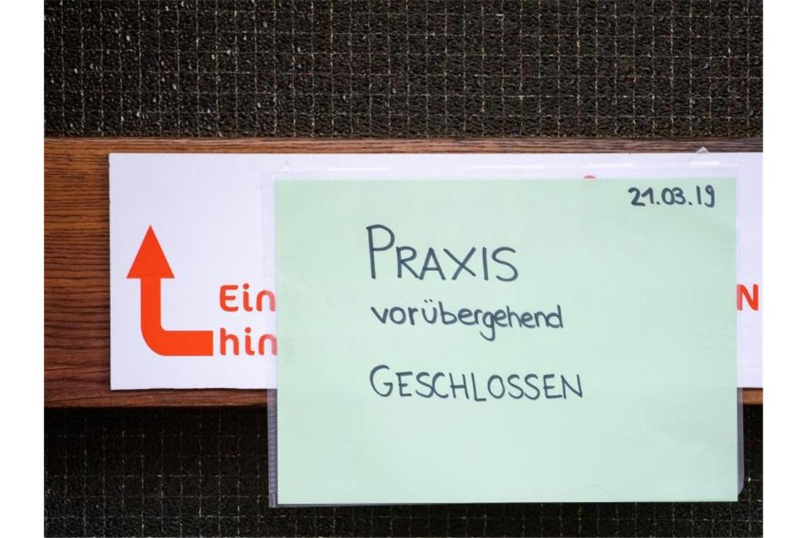 „Vorübergehend geschlossen“ steht auf einem Zettel vor der Praxis des Logopäden. Foto: Daniel Karmann/dpa