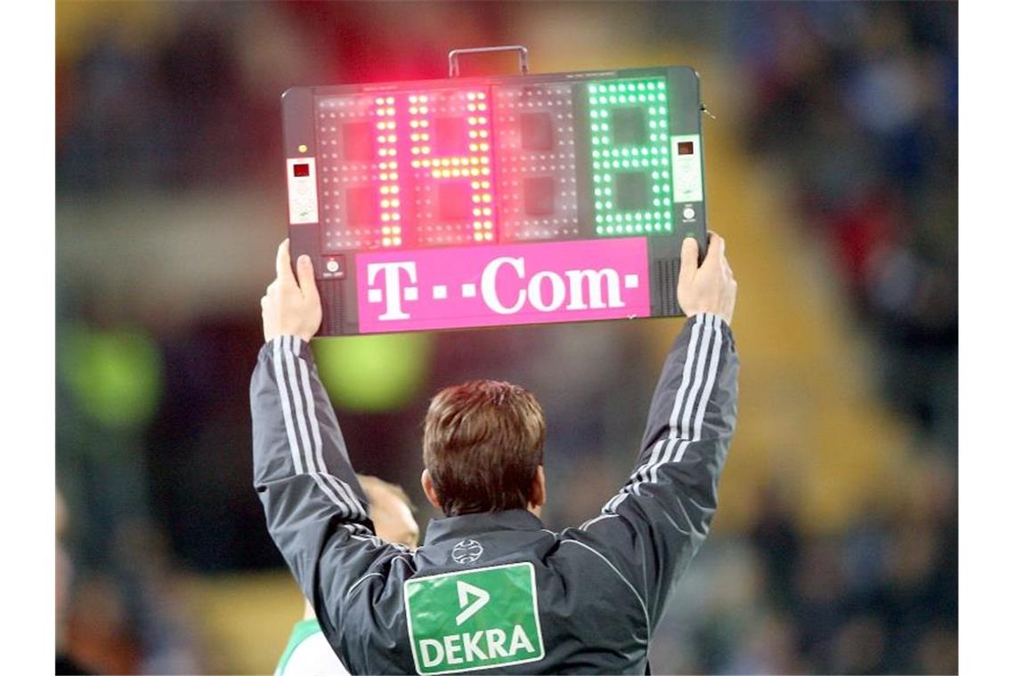 FIFA erlaubt vorübergehend fünf Auswechslungen Vorübergehend werden im Fußball fünf Auswechslungen pro Spiel erlaubt. Foto: Franz-Peter Tschauner/dpa