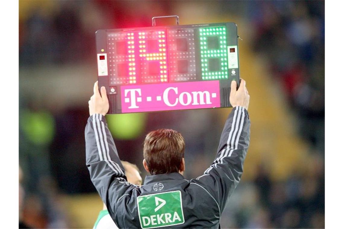 Vorübergehend werden im Fußball fünf Auswechslungen pro Spiel erlaubt. Foto: Franz-Peter Tschauner/dpa