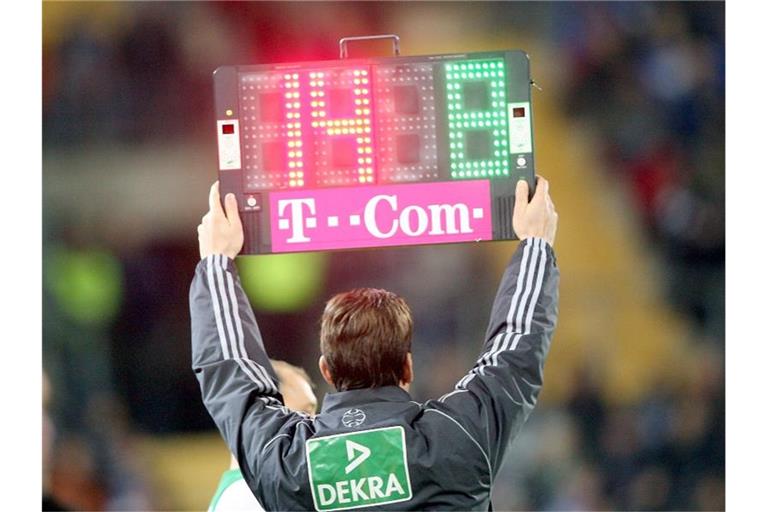 Vorübergehend werden im Fußball fünf Auswechslungen pro Spiel erlaubt. Foto: Franz-Peter Tschauner/dpa