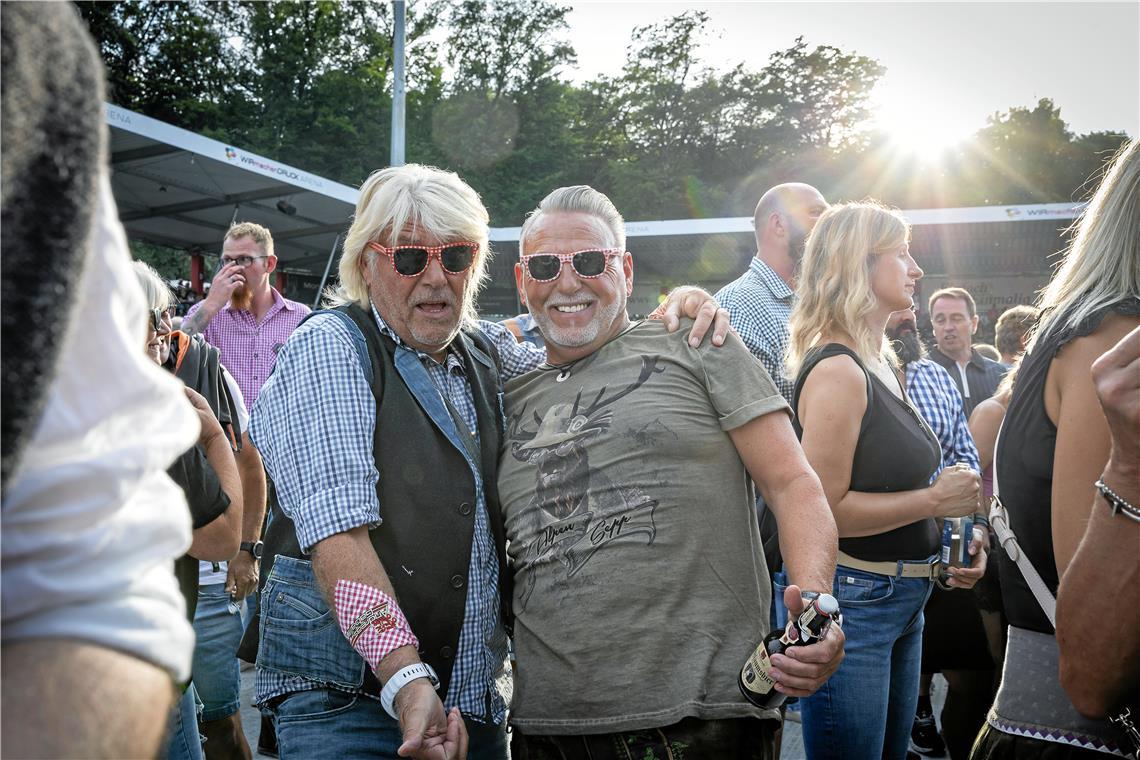Von frechen Lausmadln und feschen Platzhirschen Vorzeigefans: Mit rot-weiß karierten Sonnenbrillen, Karotuch, Karohemd, Weste und Lederhose folgen diese beiden Herren aus Ellwangen dem Dresscode. Fotos: Alexander Becher