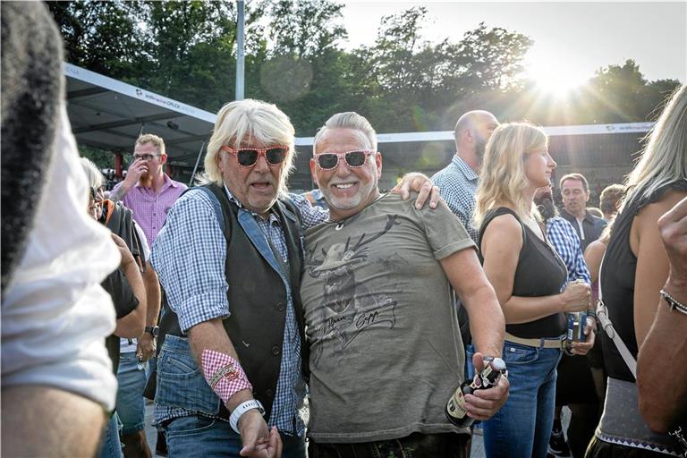 Vorzeigefans: Mit rot-weiß karierten Sonnenbrillen, Karotuch, Karohemd, Weste und Lederhose folgen diese beiden Herren aus Ellwangen dem Dresscode. Fotos: Alexander Becher