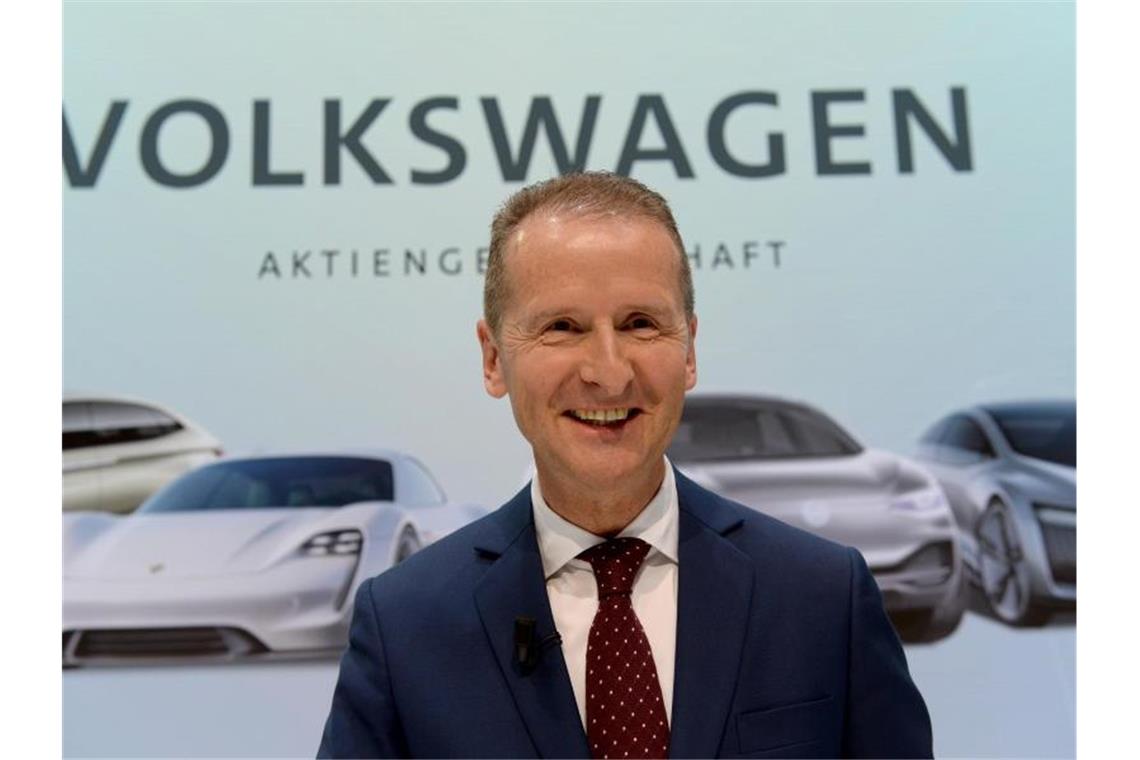 VW-Chef Herbert Diess sucht bei der IAA auch das Gespräch mit Anti-Auto-Aktivisten. Foto: Swen Pförtner