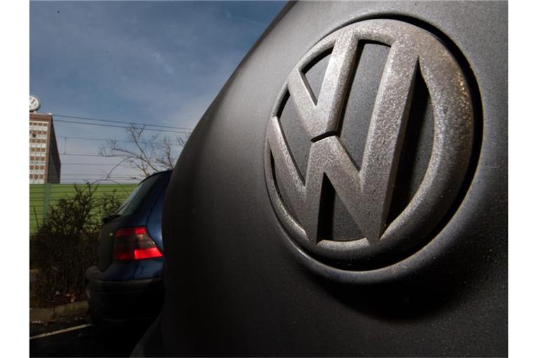 VW hatte im September 2015 auf Druck von US-Umweltbehörden eingeräumt, in großem Stil bei Abgastests betrogen zu haben. Foto: Julian Stratenschulte/dpa