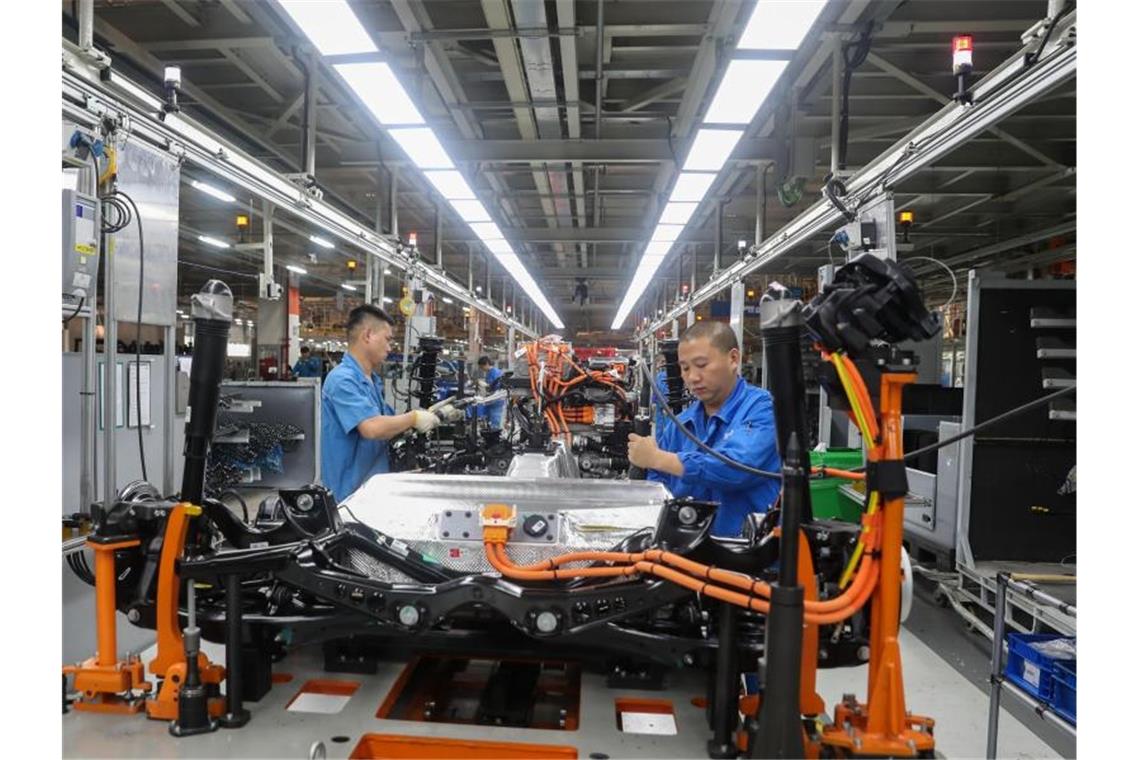 Volkswagen will bei E-Autos in China aufholen VW in China: Fahrzeugbauer in einer Werkshalle in Shanghai. Foto: Ding Ting/XinHua/dpa