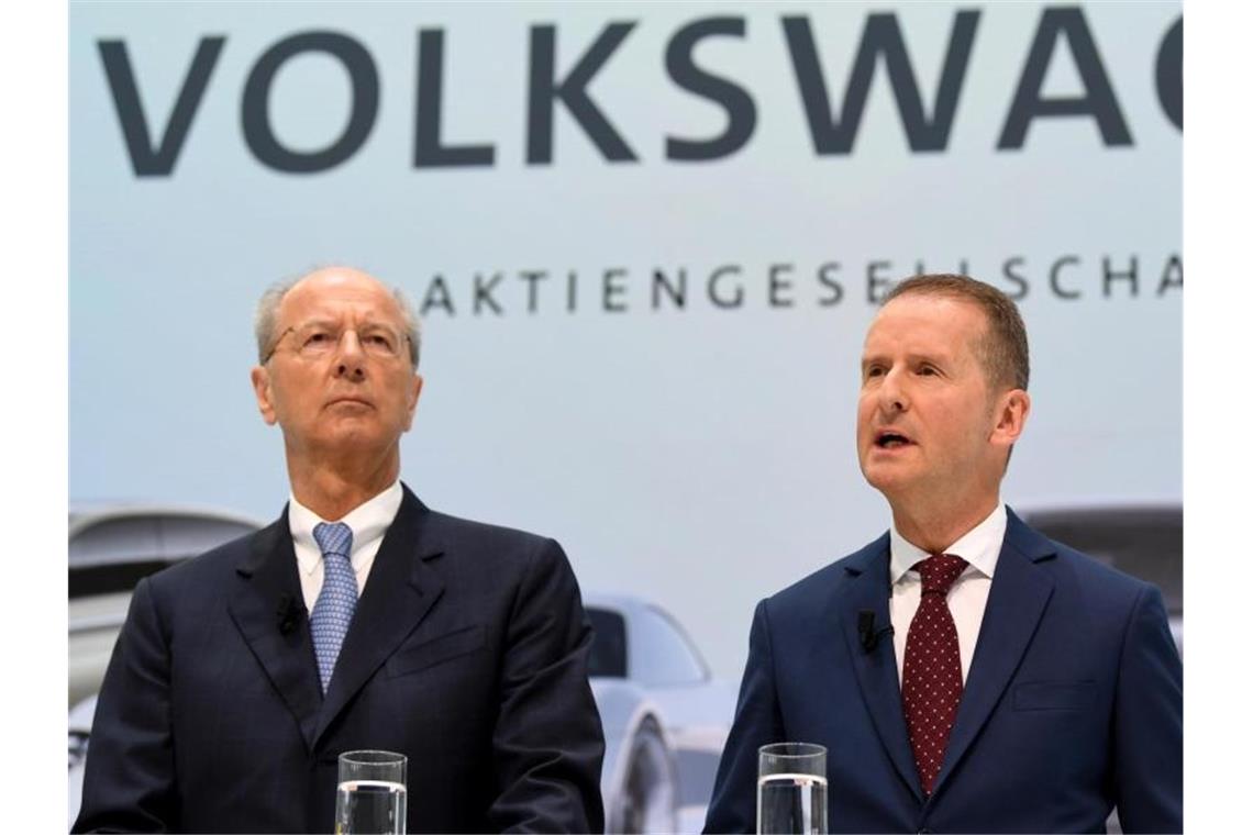 VW-Konzernchef Herbert Diess (r.) und Hans Dieter Pötsch, dem Vorsitzenden des VW-Aufsichtsrates, stehen unruhige Zeiten bevor. Foto: Swen Pförtner