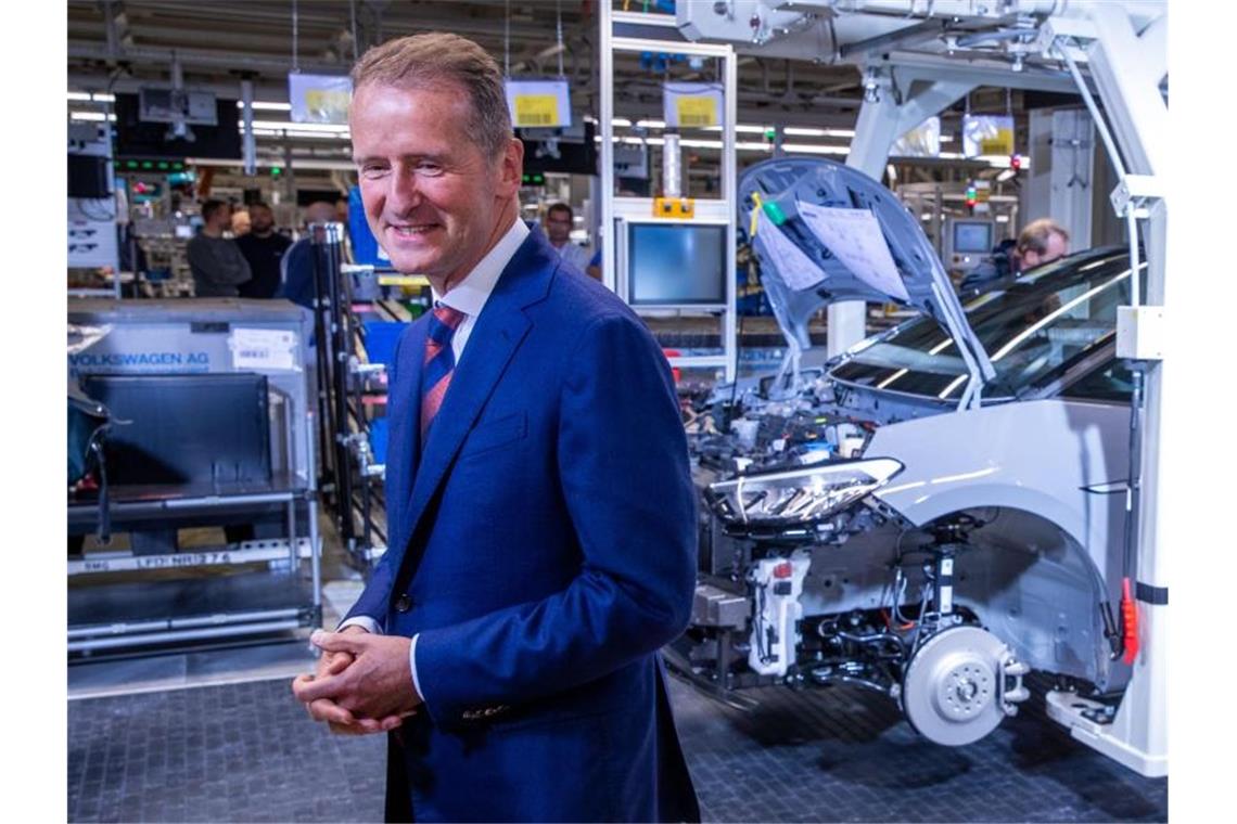 VW-Konzernchef Herbert Diess steht am Montageband in Zwickau für die Produktion des Elektroautos ID.3. Foto: Jens Büttner/zb/dpa