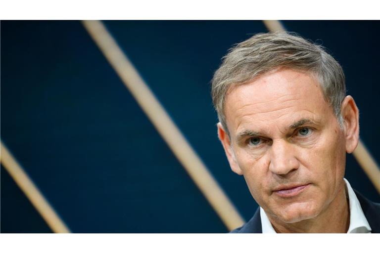 VW-Konzernchef Oliver Blume zweifelt das von der EU geplante Verbrennerverbot an. (Archivbild)