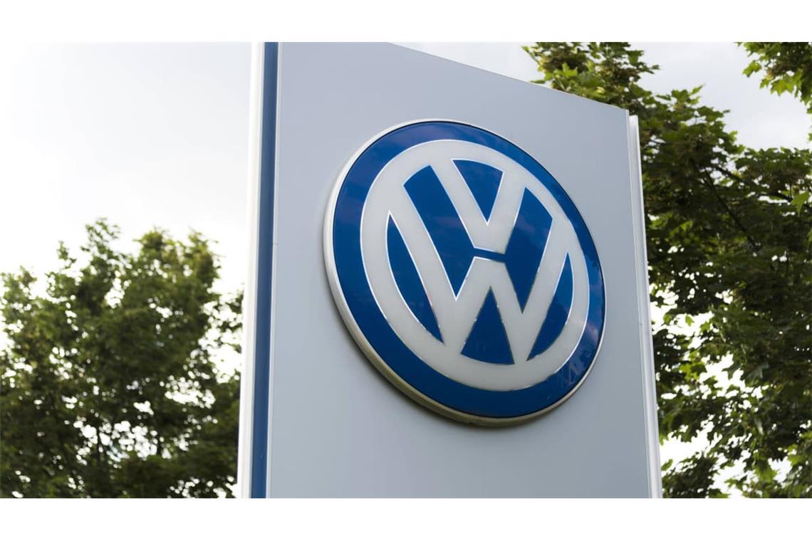 VW-Logo am Volkswagen Zentrum Nürnberg-Marienberg.