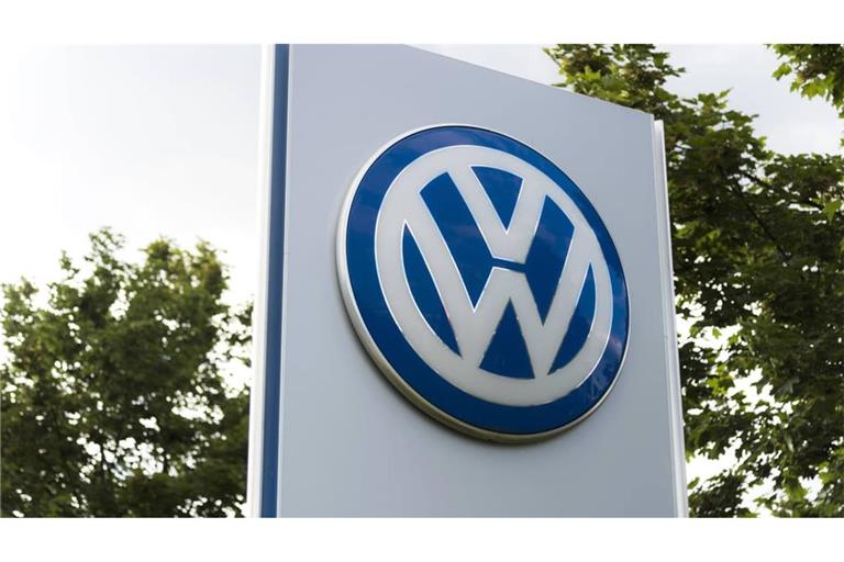 VW-Logo am Volkswagen Zentrum Nürnberg-Marienberg.