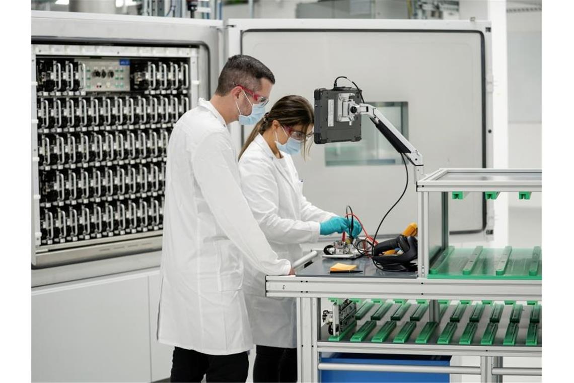 VW-Mitarbeiter arbeiten in dem neuen Batterie-Labor für Elektroautos in Salzgitter. Foto: Kai-Uwe Knoth/Volkswagen AG