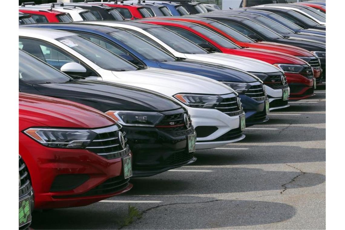 VW-Neuwagen stehen bei einem Autohändler. Foto: Charles Krupa/AP