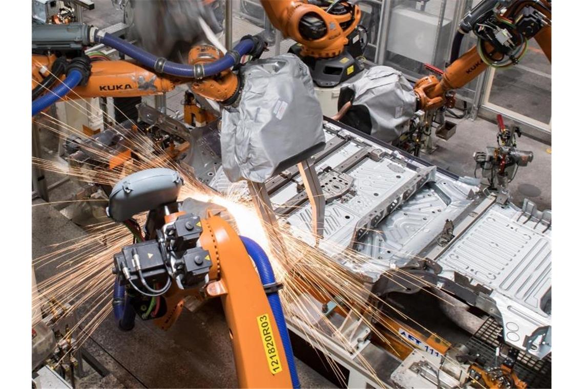 VW fährt Produktion in Zwickau schrittweise wieder hoch VW nimmt die Autoproduktion in Zwickau schrittweise wieder auf. Foto: Hendrik Schmidt/dpa-Zentralbild/dpa