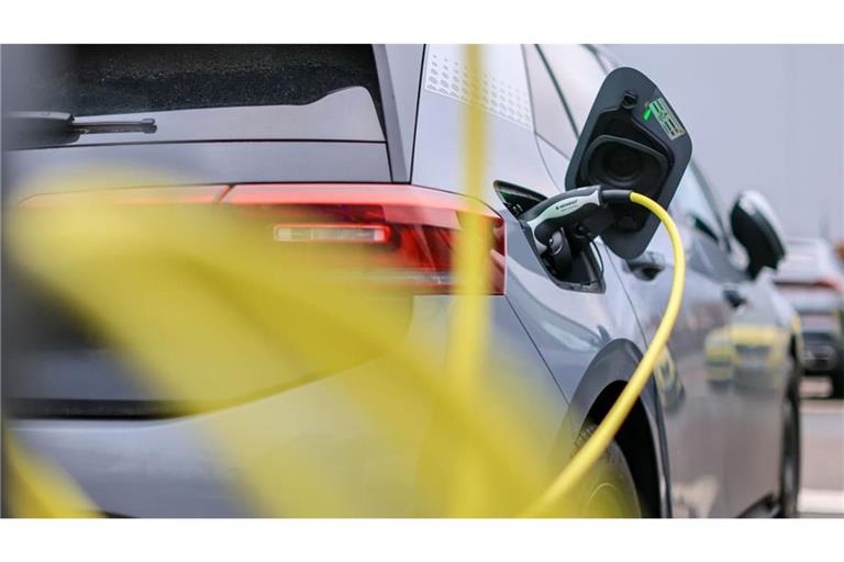 VW ruft weltweit mehr als 70.000 E-Autos zurück.