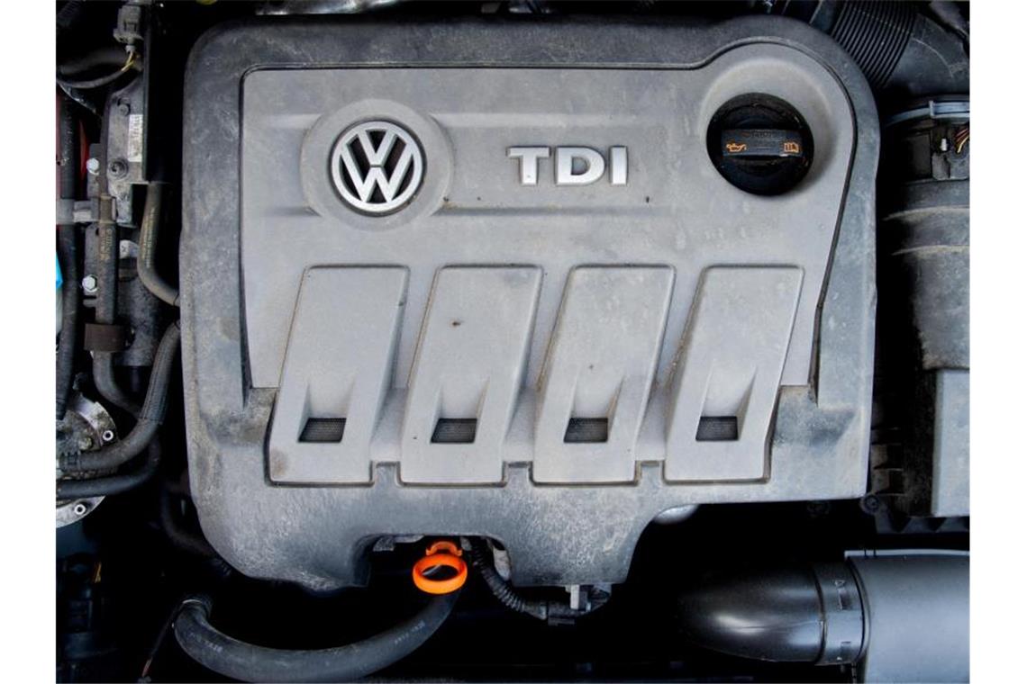 VW Touran mit einem vom Abgas-Skandal betroffenen Dieselmotor vom Typ EA189 - Volkswagen muss sich jetzt auf Verbraucherklagen einstellen. Foto: Julian Stratenschulte