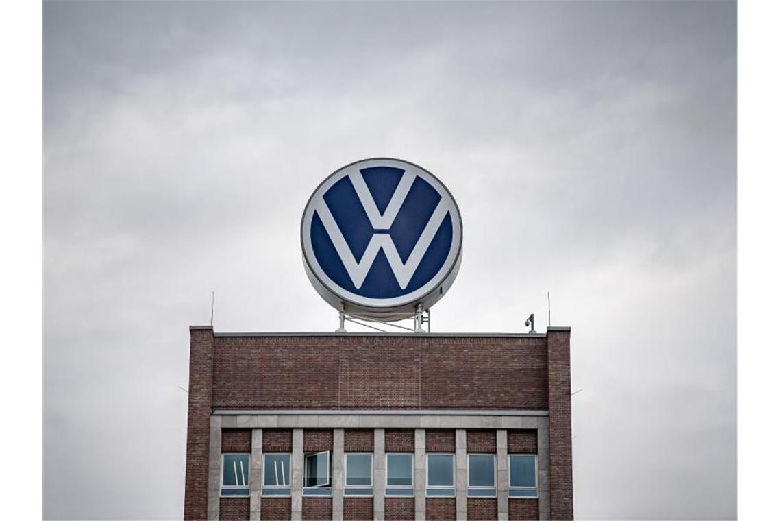 VW: Weitere Milliarden für CO2-Reduktion VW will Man die „Elektro-Offensive jetzt nochmals beschleunigen“. Foto: Sina Schuldt/dpa