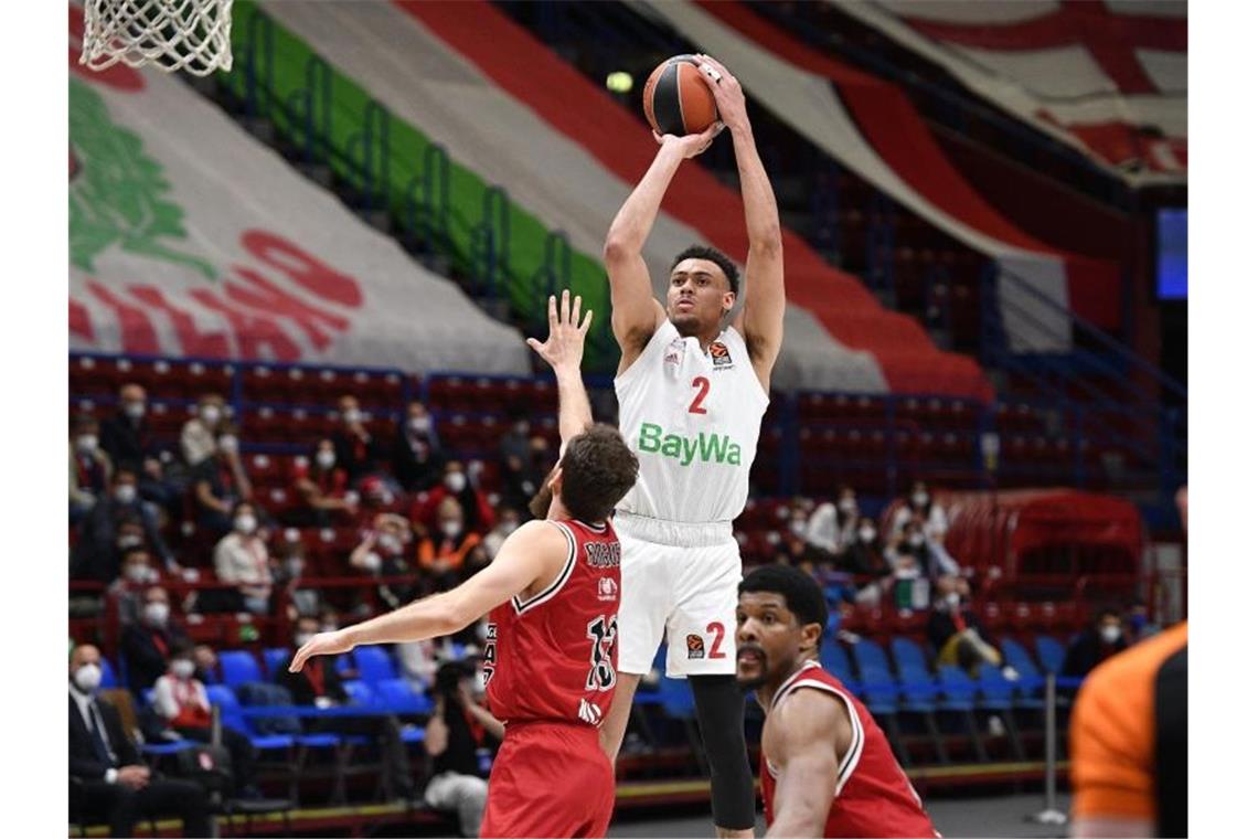 Ende des Bayern-Märchens - Aus bei Olimpia Mailand Wade Baldwin IV (M) von Bayern München wirft den Ball. Foto: Degaspari/Giulio Ciamillo/-/dpa