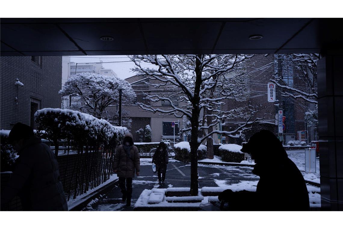 Wähler betreten ein Wahllokal in Tokio während der Unterhauswahlen in Japan.