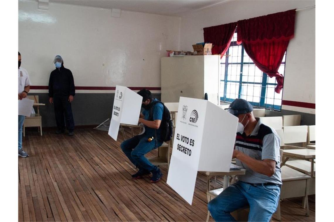 Stimmen bei Präsidentenwahl in Ecuador werden nachgezählt Wähler geben am 7. Februar bei der Präsidentenwahl ihre Stimme in einem Wahllokal in Quito ab. Foto: Juan Diego Montegro/dpa/Archivbild