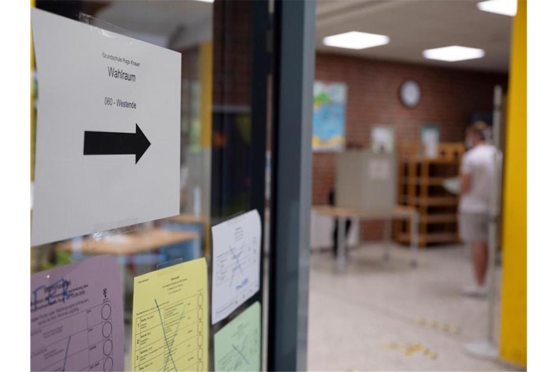 CDU gewinnt NRW-Kommunalwahlen Wähler geben in einem Wahllokal in einer Grunschule in Herdecke ihre Stimme ab. Foto: Bernd Thissen/dpa