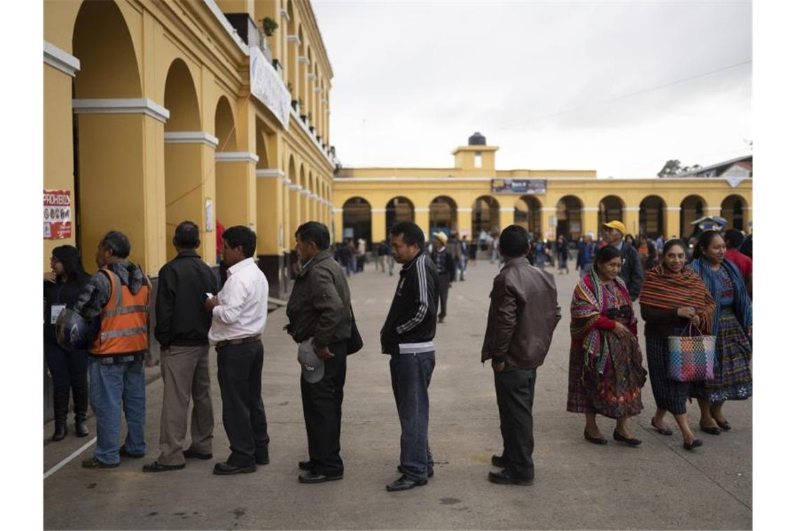 Guatemalteken suchen neuen Präsidenten aus Wähler stehen vor einem Wahllokal an. Foto: Santiago Billy/AP