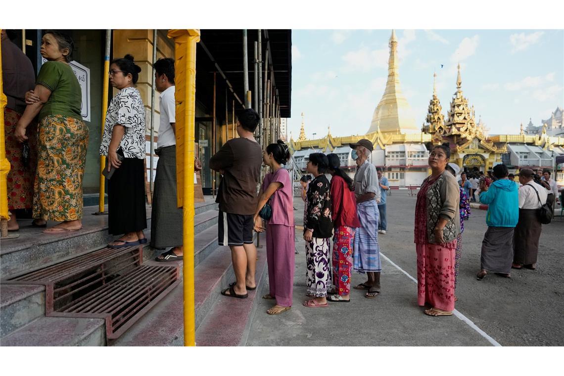 Wähler stellen sich in Yangon, Myanmar, an einem Wahllokal an.