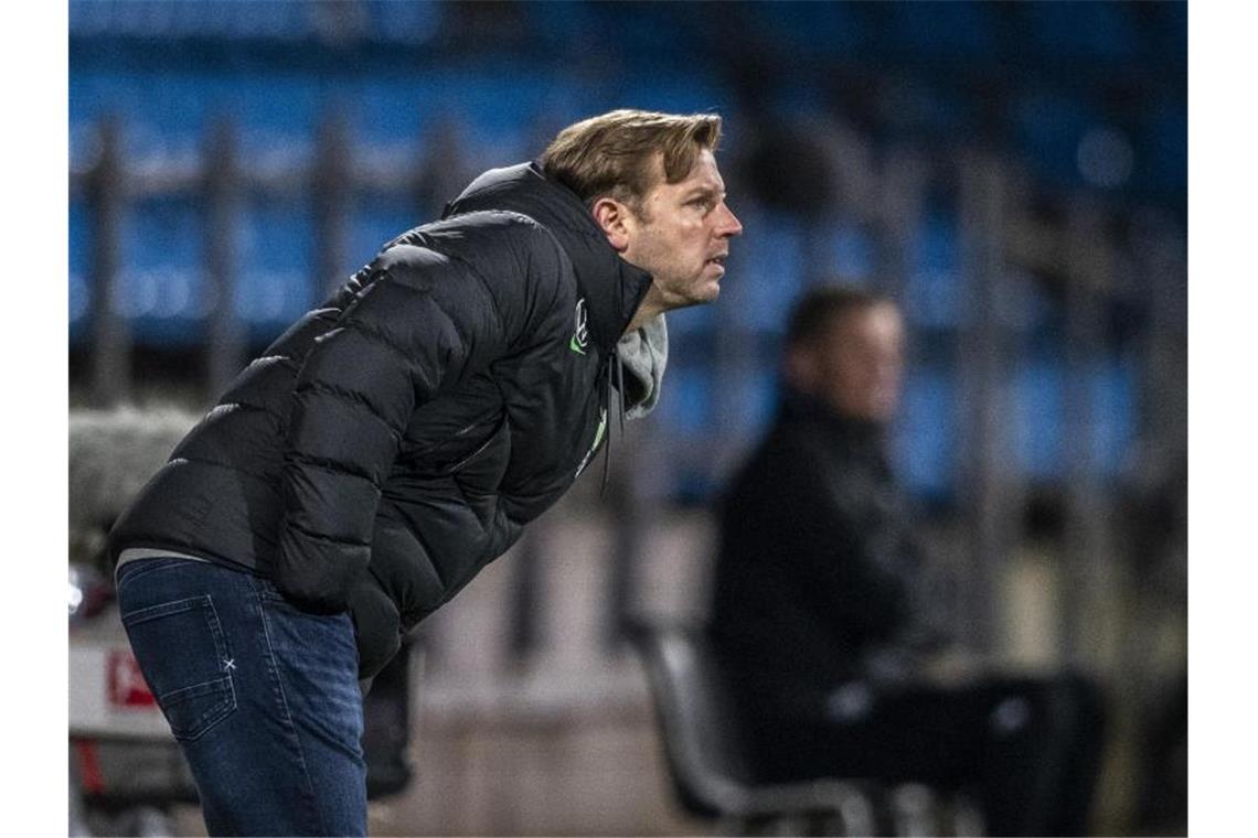 Déjà-vu für Kohfeldt: Wolfsburger Coach unter Druck Wähnt sich bei Wolfsburg weiterhin fest im Sattel: Trainer Florian Kohfeldt. Foto: David Inderlied/dpa