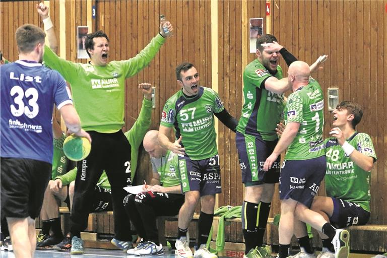 Während Co-Trainer Sebastian Frank (sitzend) noch mal nachrechnet, ob der Vorsprung schon für einen Sieg in Pfullingen reicht, darf sich sein Bruder Jonas bei seinen Mitspielern die Glückwünsche für den sicher verwandelten Siebenmeter abholen. Foto: A. Hornauer