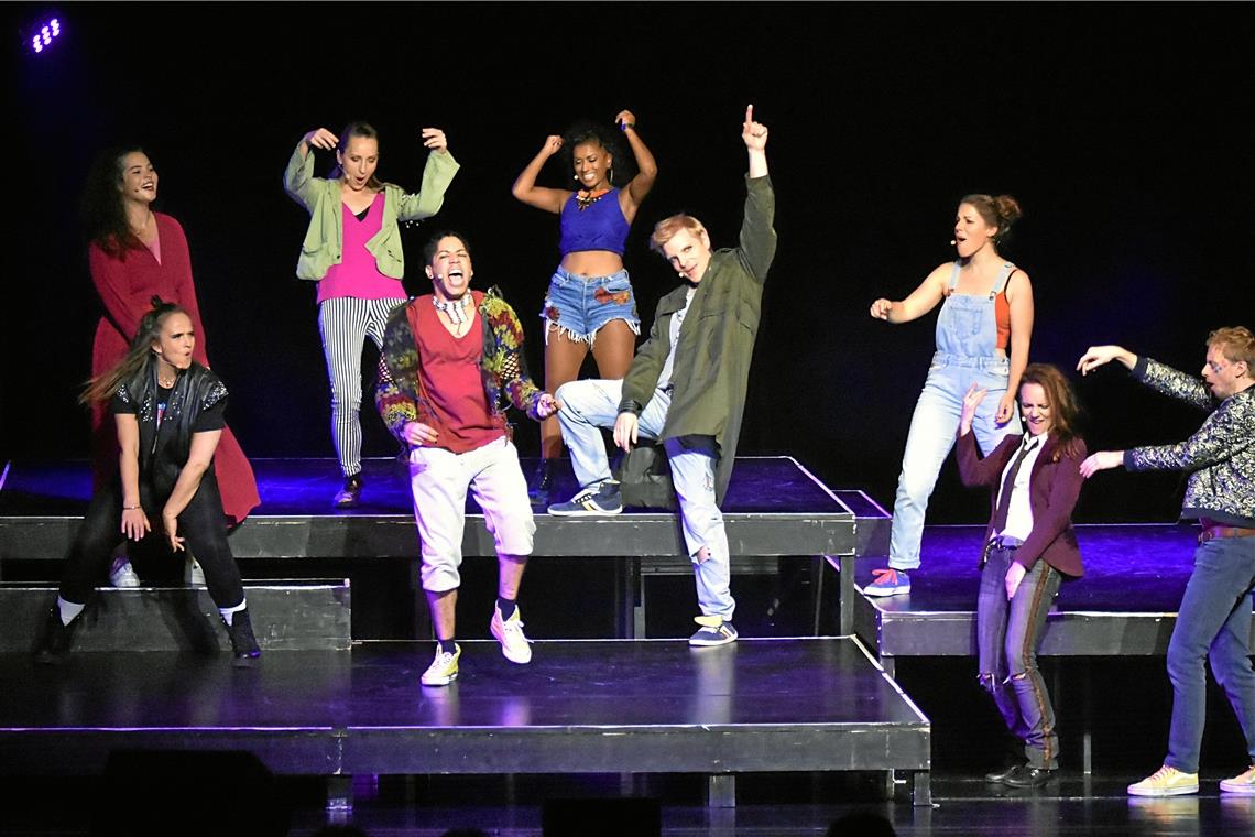 Inszenierung des Musicals Hair im Bürgerhaus wirft Fragen auf Während das Bühnenbild sehr spartanisch ausgefallen ist, ist das Musical zu sehr mit Inhalten vollgestopft. Foto: Tobias Sellmaier
