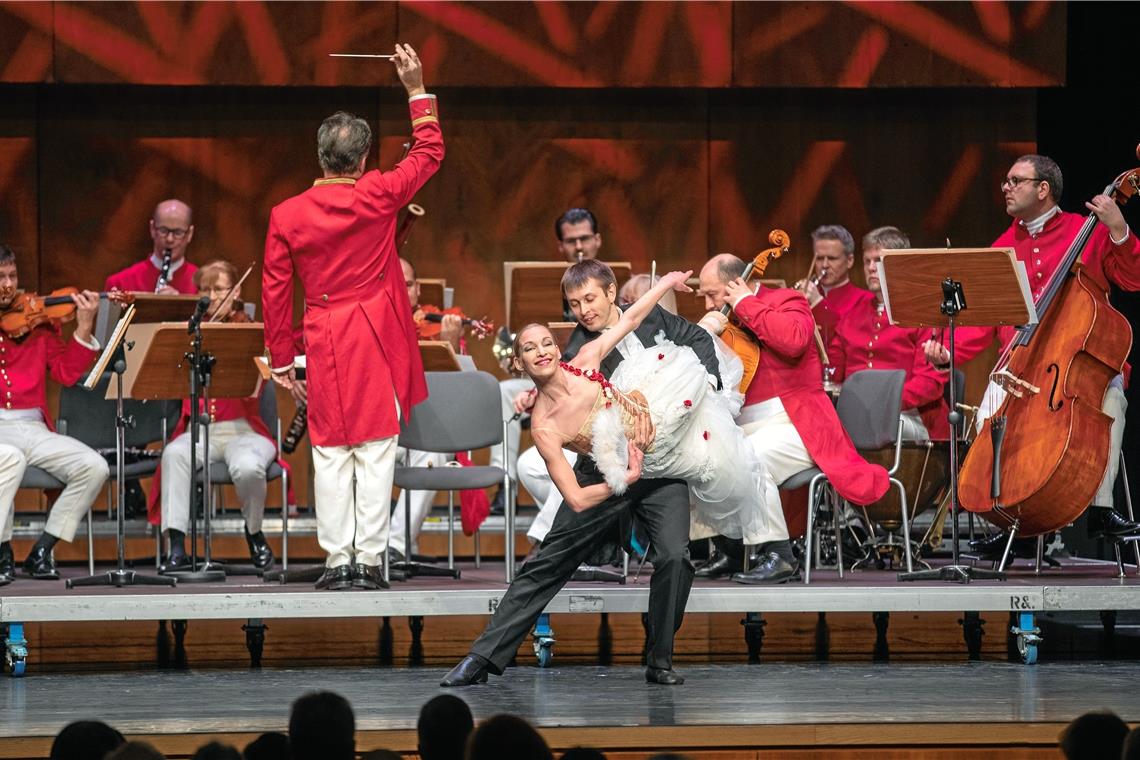Während der Backnanger Rainer Roos die Strauss-Capelle Wien dirigiert, verzücken Marta Nitranová und Igor Blumberg mit ihrem Tanz. Foto: A. Becher