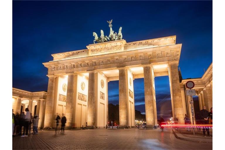 Während der blauen Stunde ist das Brandenburger Tor beleuchtet. (Archivbild). Foto: Christophe Gateau/dpa